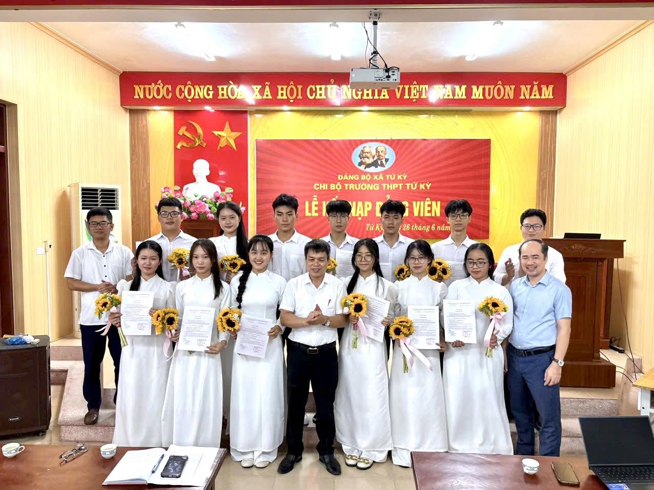 CHI BỘ TRƯỜNG THPT TỨ KỲ TỔ CHỨC LỄ KẾT NẠP ĐẢNG VIÊN MỚI CHO HỌC SINH LỚP 12 